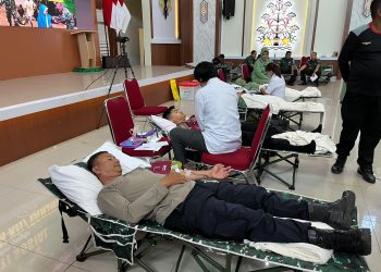 Sidokkes Polresta Palangka Raya turut ambil bagian dalam kegiatan bakti kesehatan donor darah yang digelar di Aula Berkah Makorem 102/Pjg, Senin (14/7/2025).