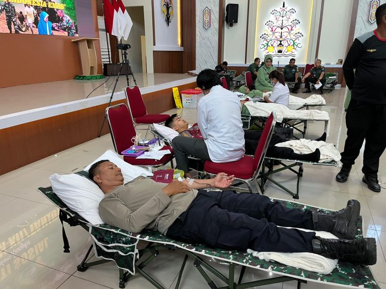 Sidokkes Polresta Palangka Raya turut ambil bagian dalam kegiatan bakti kesehatan donor darah yang digelar di Aula Berkah Makorem 102/Pjg, Senin (14/7/2025).