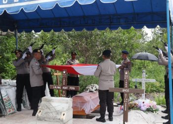Jajaran Polresta Palangka Raya menggelar Apel Persada sebagai penghormatan terakhir dalam rangka pemakaman secara kedinasan terhadap Alm. Aipda Faredik Kadek, yang dilaksanakan di TPU Kristen Km. 12 Palangka Raya, Senin (14/7/2025).