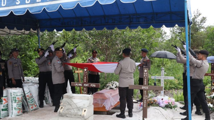 Jajaran Polresta Palangka Raya menggelar Apel Persada sebagai penghormatan terakhir dalam rangka pemakaman secara kedinasan terhadap Alm. Aipda Faredik Kadek, yang dilaksanakan di TPU Kristen Km. 12 Palangka Raya, Senin (14/7/2025).