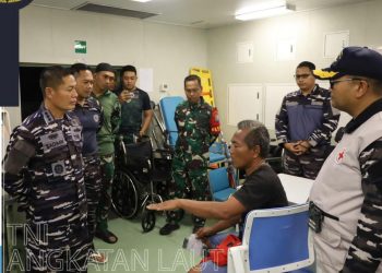 Kapal KRI Rajiman Wedyodiningrat melakukan evakuasi Medis di perairan laut pulau Bangka terhadap Abk kapal yang terkena ombak besar sehingga mengalami Kecelakaan yang tidak Terduga,. Jumat 11/7/2025.
