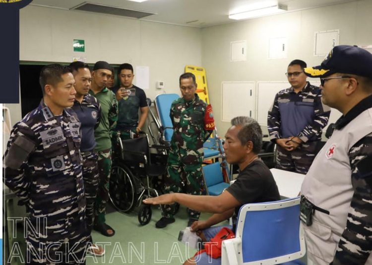 Kapal KRI Rajiman Wedyodiningrat melakukan evakuasi Medis di perairan laut pulau Bangka terhadap Abk kapal yang terkena ombak besar sehingga mengalami Kecelakaan yang tidak Terduga,. Jumat 11/7/2025.