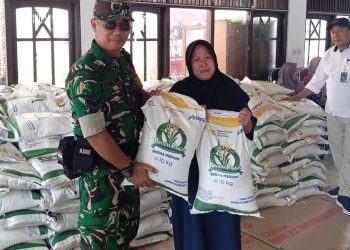 Babinsa Koramil 1016-01 Pahandut Kodim 1016/Palangka Raya Sertu Yason menghadiri secara langsung Launching Penyaluran Bantuan Pangan Beras 2025 dan Gerakan Pangan Murah (GPM) yang digelar di kantor Kelurahan Panarung , Kecamatan Pahandut Kota Palangka Raya pada Senin (14/7/25).