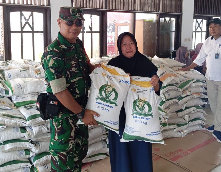 Babinsa Koramil 1016-01 Pahandut Kodim 1016/Palangka Raya Sertu Yason menghadiri secara langsung Launching Penyaluran Bantuan Pangan Beras 2025 dan Gerakan Pangan Murah (GPM) yang digelar di kantor Kelurahan Panarung , Kecamatan Pahandut Kota Palangka Raya pada Senin (14/7/25).