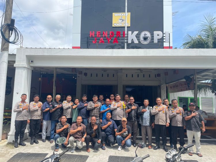 Kapolres Nagan Raya AKBP Benny Bathara, S.I.K., M. I.K., menggelar kegiatan coffee morning bersama insan pers di salah satu warung kopi komplek perkantoran Suka Makmue, Selasa, 15 Juli 2025.