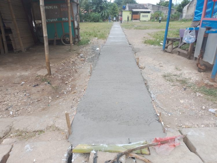 Realisasi Program Pembangunan Betonisasi Jalan  Lingkungan RT 04 / RW 03 Desa Gunungsari  Kecamatan Citeureup  Sepanjang 220 m,lebar 1m,tinggi 10 cm bersumber dari Dana Desa  Tahun Anggaran 2025. (Foto. Dok: RH/Mitrapolri.com)