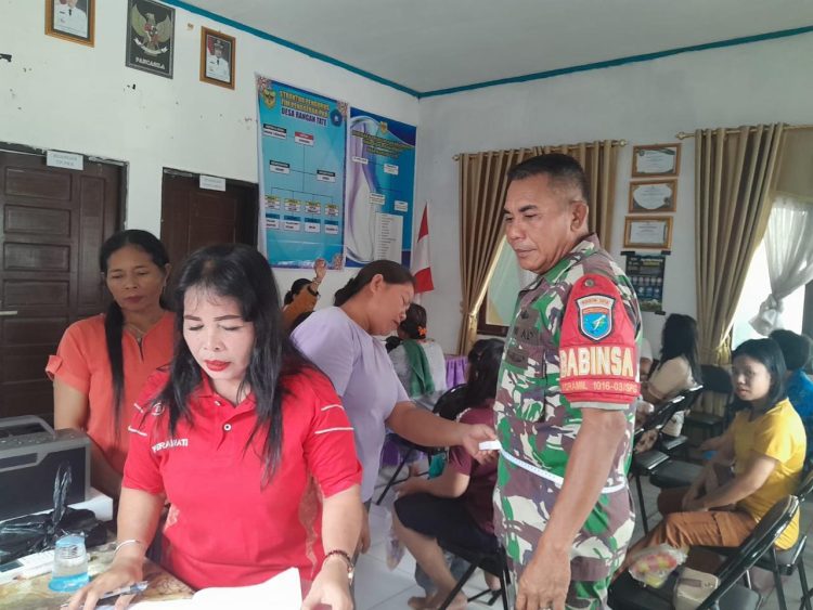 Babinsa Koramil 1016-03/Sepang, Serma Helprit mendampingi Petugas Kesehatan Puskesmas, Bidan Desa (Bindes) Kader Posyandu melaksanakan kegiatan Posyandu Lansia. Kegiatan berlangsung di Gedung Posyandu Desa Rangan Tate, Kecamatan Mihing Raya, Kabupaten Gunung Mas
Rabu (18/12/2024).