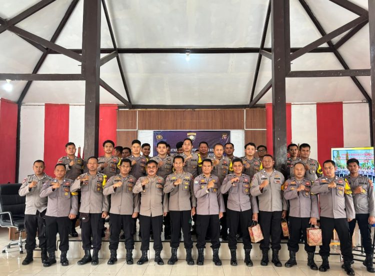 Ditbinmas Polda Kalteng melalui Kasilatpuan Subditbhabinkamtibmas AKP Budi Santoso melakukan pembinaan kepada bhabinkamtibmas di Polres Lamandau, Rabu (16/7/2025).