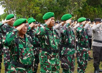 Perwira Penghubung (Pabung) Gunung Mas Kodim 1016/Palangka Raya Letkol Inf Mahsun Abadi,S.Ag menghadiri Upacara Peringatan Hari Jadi ke-60 Pemerintah Kota dan Hari Jadi ke-68 Kota Palangka Raya, Kamis (17/07/2025).