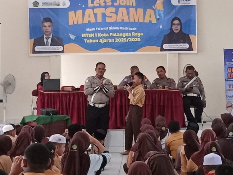 Satuan Lalu Lintas Polresta Palangka Rayakembali menggelar program “Police Goes To School” melalui kegiatan Dikmas Lantas yang kali ini dilaksanakan di MTSN 1 Kota Palangka Raya, Jalan As Nasution, Kamis, (17/07/2025).