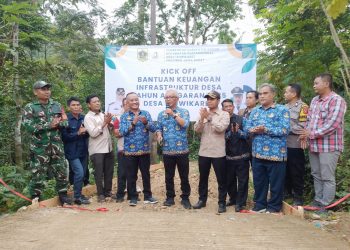 Kick Off Bantuan Keuangan Infrastruktur Desa Tahun Anggaran 2025 Desa Leuiwikaret Ditandai Pengguntingan Pita Oleh Camat Klapanunggal di wakili Sekcam Bapak Iwan Setiawan didampingi Sekdes,Kadus beserta Aparatur Desa dan Juga Warga. (Foto. Dok: RH/Mitrapolri.com)