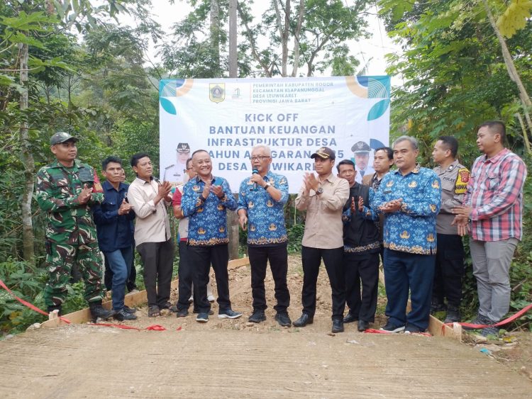 Kick Off Bantuan Keuangan Infrastruktur Desa Tahun Anggaran 2025 Desa Leuiwikaret Ditandai Pengguntingan Pita Oleh Camat Klapanunggal di wakili Sekcam Bapak Iwan Setiawan didampingi Sekdes,Kadus beserta Aparatur Desa dan Juga Warga. (Foto. Dok: RH/Mitrapolri.com)