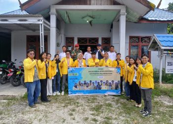 Bintara Pembina Desa (Babinsa) Desa Rangan Tate, Serma Helprit menghadiri acara Penerimaan Mahasiswa Kuliah Kerja Nyata (KKN) Universitas Palangka Raya (UPR) Kelompok-157, di Desa Rangan Tate Kecamatan Mihing Raya, Kabupaten Gunung Mas, Jum, at (17/7/2025).