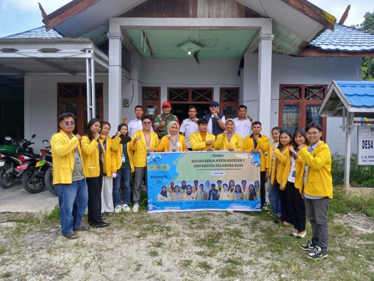 Bintara Pembina Desa (Babinsa) Desa Rangan Tate, Serma Helprit menghadiri acara Penerimaan Mahasiswa Kuliah Kerja Nyata (KKN) Universitas Palangka Raya (UPR) Kelompok-157, di Desa Rangan Tate Kecamatan Mihing Raya, Kabupaten Gunung Mas, Jum, at (17/7/2025).
