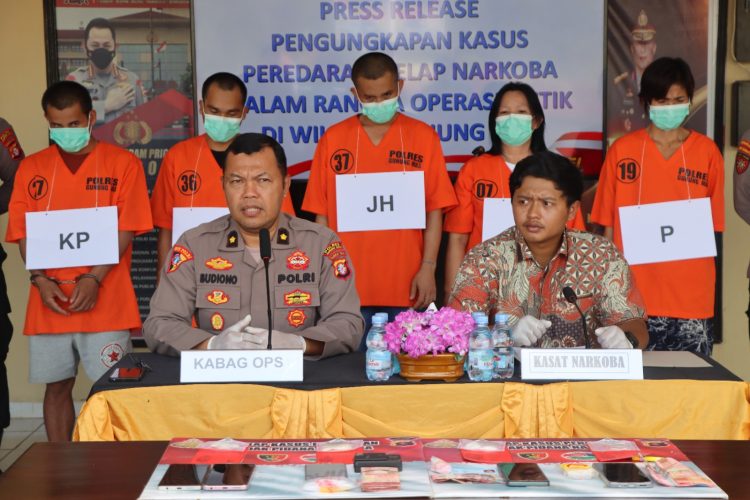 Satuan Reserse Narkoba (Satresnarkoba) berhasil mengungkap 4 laporan polisi dan meringkus 5 orang tersangka dari lokasi yang berbeda. Jumat (18/7/2025) Pukul 14.10 WIB.