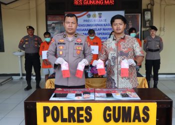 Dalam konferensi pers yang digelar di Lobi Mako Polres Gunung Mas. Kapolres Gunung Mas AKBP Heru Eko Wibowo, S.IK., M.H., melalui Kasat Reserse Narkoba Iptu Abi Wahyu Prasetyo, S.I.K., M.H. membeberkan hasil pengungkapan tindak pidana narkoba yang signifikan selama periode Januari hingga Juli 2025. Jumat (18/7/2025) pukul 14.00 WIB.