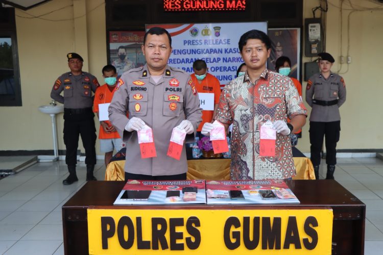 Dalam konferensi pers yang digelar di Lobi Mako Polres Gunung Mas. Kapolres Gunung Mas AKBP Heru Eko Wibowo, S.IK., M.H., melalui Kasat Reserse Narkoba Iptu Abi Wahyu Prasetyo, S.I.K., M.H. membeberkan hasil pengungkapan tindak pidana narkoba yang signifikan selama periode Januari hingga Juli 2025. Jumat (18/7/2025) pukul 14.00 WIB.