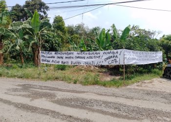 Berbagai Bentuk Kekecewaan Warga yang amat mendalam terlihat dari tulisan pada spanduk akibat kebohongan ( janji manis tak kunjung tiba) mengenai perbaikan jalan rusak disebabkan keluar masuknya kendaraan berat proyek Cijuray.(Foto. Dok: RH/Mitrapolri.com)
