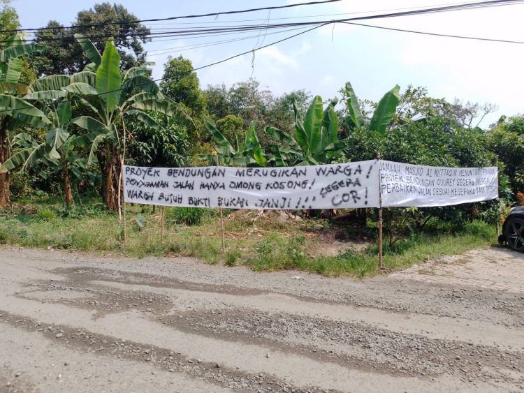 Berbagai Bentuk Kekecewaan Warga yang amat mendalam terlihat dari tulisan pada spanduk akibat kebohongan ( janji manis tak kunjung tiba) mengenai perbaikan jalan rusak disebabkan keluar masuknya kendaraan berat proyek Cijuray.(Foto. Dok: RH/Mitrapolri.com)