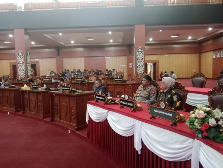 Polresta Palangka Raya turut menghadiri dan mengawal jalannya Rapat Paripurna Ke-9 dan Ke-10 Masa Persidangan III Tahun Sidang 2024/2025 Dewan Perwakilan Rakyat Daerah (DPRD) Kota Palangka Raya.