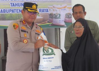 Kapolres Nagan Raya, AKBP DR.Benny Bathara, S.I.K., M.I.K., menghadiri langsung kegiatan penyaluran beras bantuan pangan tahun 2025 yang diselenggarakan di Desa Kubang Gajah, Kecamatan Kuala Peisisir Kabupaten Nagan Raya, Sabtu, 19 Juli 2025.