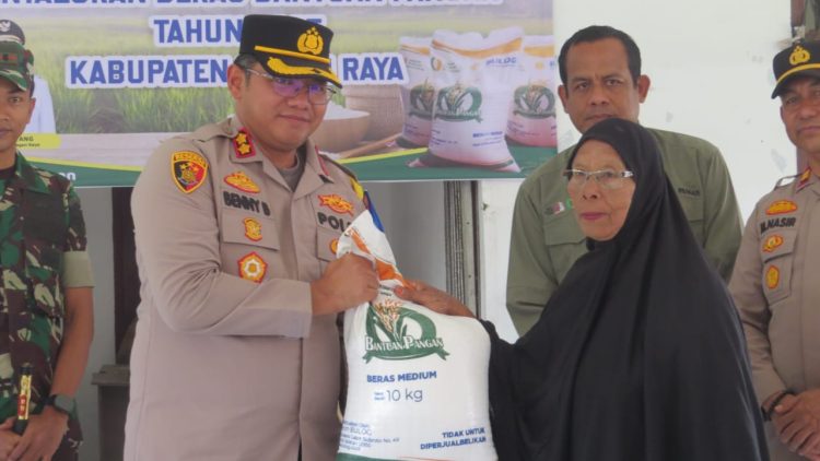 Kapolres Nagan Raya, AKBP DR.Benny Bathara, S.I.K., M.I.K., menghadiri langsung kegiatan penyaluran beras bantuan pangan tahun 2025 yang diselenggarakan di Desa Kubang Gajah, Kecamatan Kuala Peisisir Kabupaten Nagan Raya, Sabtu, 19 Juli 2025.