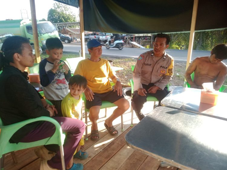 Bertempat di warung milik Bapak Yohanes Agus Roji, Jalan Palangka Raya–Bukit Rawi, Kelurahan Pahandut, Kecamatan Pahandut, Bhabinkamtibmas memfasilitasi mediasi atas keributan yang terjadi antara Anggela dan Stevanus.