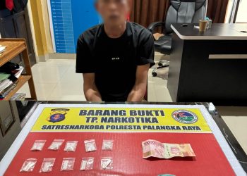 Pada Minggu (20/7/2025), petugas kembali berhasil mengungkap kasus penyalahgunaan narkotika jenis sabu dan mengamankan seorang pria yang diduga sebagai pengedar dengan barang bukti 14 paket sabu seberat ± 7,22 gram.