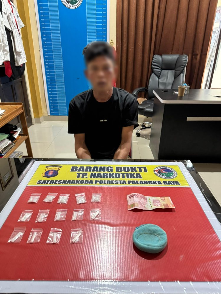 Pada Minggu (20/7/2025), petugas kembali berhasil mengungkap kasus penyalahgunaan narkotika jenis sabu dan mengamankan seorang pria yang diduga sebagai pengedar dengan barang bukti 14 paket sabu seberat ± 7,22 gram.