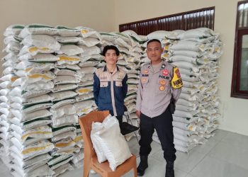 Polsek Pahandut Polresta Palangka Raya melalui Bhabinkamtibmas Kelurahan Menteng melakukan pengamanan serta monitoring kegiatan penyaluran Bantuan Pangan berupa beras di Aula Kantor Kelurahan Menteng, Jalan Yos Sudarso III, Senin (21/7/2025).