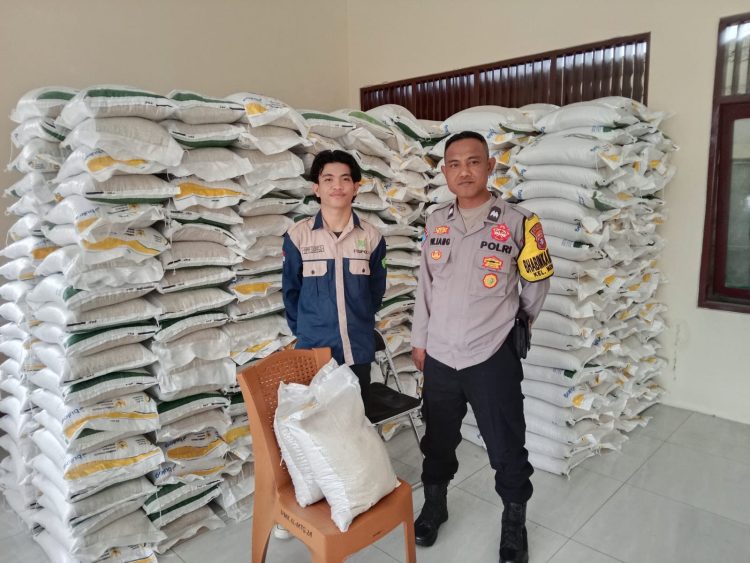Polsek Pahandut Polresta Palangka Raya melalui Bhabinkamtibmas Kelurahan Menteng melakukan pengamanan serta monitoring kegiatan penyaluran Bantuan Pangan berupa beras di Aula Kantor Kelurahan Menteng, Jalan Yos Sudarso III, Senin (21/7/2025).