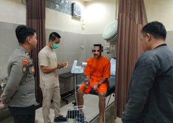 Satuan Tahanan dan Barang Bukti (Sattahti) Polresta Palangka Raya melakukan pengawalan terhadap seorang tahanan yang mengalami gangguan lambung untuk menjalani pemeriksaan medis di Rumah Sakit Bhayangkara Palangka Raya. Senin 21/7/2025