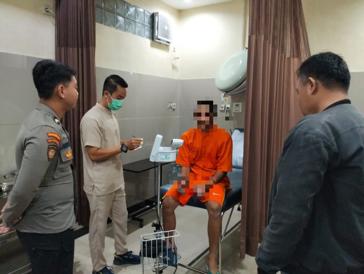 Satuan Tahanan dan Barang Bukti (Sattahti) Polresta Palangka Raya melakukan pengawalan terhadap seorang tahanan yang mengalami gangguan lambung untuk menjalani pemeriksaan medis di Rumah Sakit Bhayangkara Palangka Raya. Senin 21/7/2025