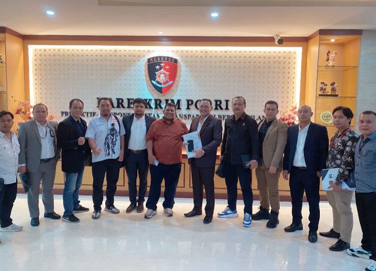 Pablo Putra Benua dan istrinya Rayie Utami serta seorang rekannya dilaporkan ke Bareskrim Mabes Polri oleh tim hukum Perkumpulan Advocaten Indonesia (PAI) yang diketuai oleh Dr. Sultan Junaidi, S,sy,MH.Phd, Senin (21/07/25).