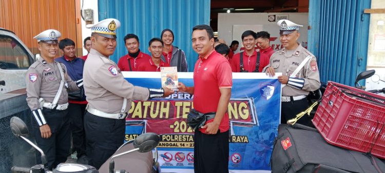 Satuan Lalu Lintas Polresta Palangka Raya menggelar kegiatan penyuluhan dan edukasi tertib berlalu lintas kepada komunitas pengemudi roda dua kurir ekspedisi J&T, Selasa (22/07/2025) pagi.