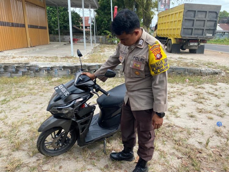 personel Piket SPKT Regu II Polsek Sabangau Polresta Palangka Raya langsung bergerak menuju lokasi kecelakaan lalu lintas yang terjadi di Jl. Mahir Mahar KM 20, Kelurahan Kalampangan, Kecamatan Sabangau, Rabu (23/7/2025) pagi.