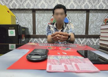tersangka berinisial R (39 tahun), petugas berhasil mengamankan dua orang laki-laki. Selain R selaku pemilik rumah, petugas juga mengamankan seorang pria lainnya yang diketahui berinisial Y (29 tahun), warga Desa Jangkit, Kecamatan Rungan Hulu.