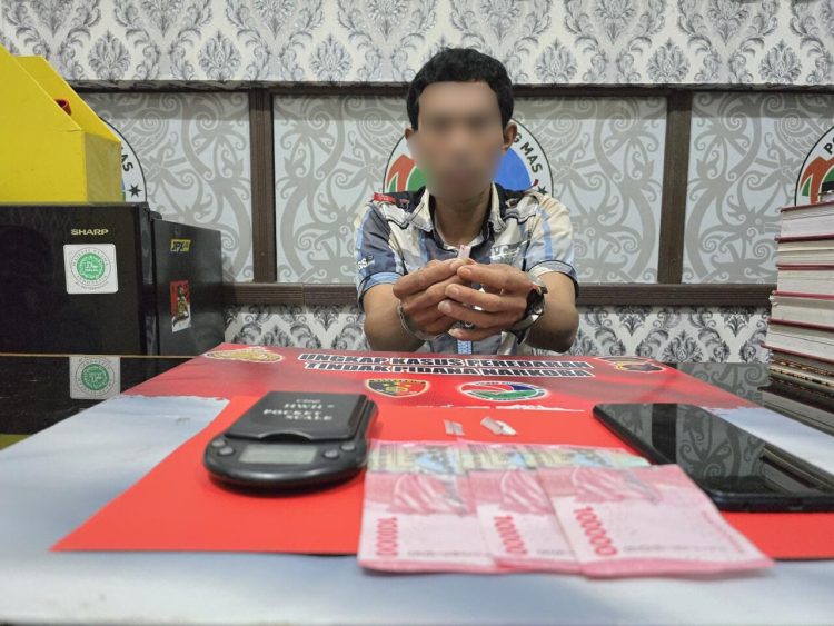 tersangka berinisial R (39 tahun), petugas berhasil mengamankan dua orang laki-laki. Selain R selaku pemilik rumah, petugas juga mengamankan seorang pria lainnya yang diketahui berinisial Y (29 tahun), warga Desa Jangkit, Kecamatan Rungan Hulu.