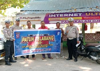 Satuan Lalu Lintas (Satlantas) Polresta Palangka Raya melaksanakan kegiatan edukasi dan sosialisasi keselamatan berlalu lintas kepada komunitas pangkalan ojek di kawasan Pasar Kahayan, Jalan Tjilik Riwut Km 1, Rabu (23/7/2025).