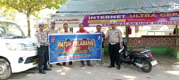 Satuan Lalu Lintas (Satlantas) Polresta Palangka Raya melaksanakan kegiatan edukasi dan sosialisasi keselamatan berlalu lintas kepada komunitas pangkalan ojek di kawasan Pasar Kahayan, Jalan Tjilik Riwut Km 1, Rabu (23/7/2025).