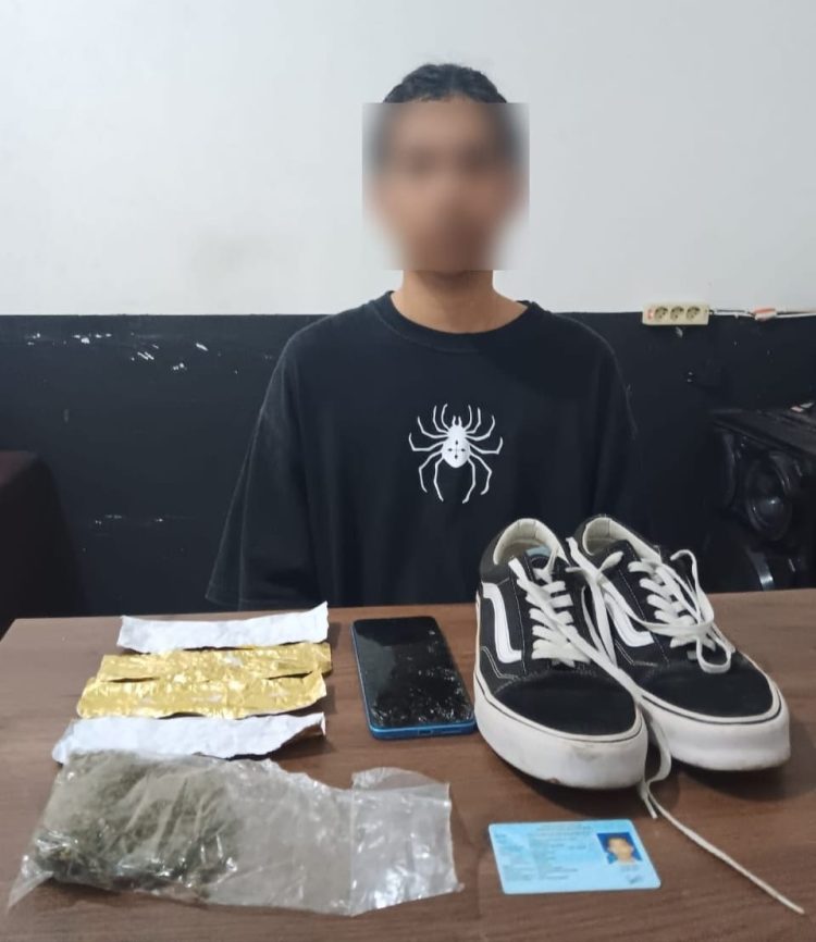 Seorang pria berusia 23 tahun berinisial TMJK alias Khezi, warga Kelurahan Aertembaga, Kecamatan Aertembaga, diamankan di Pelabuhan Samudera Bitung, Kelurahan Pateten, Kecamatan Bitung Timur, pada Selasa malam (22/7/2025) sekitar pukul 22.00 WITA.