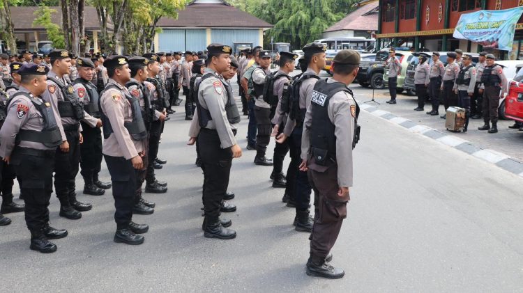 Polresta Palangka Raya menggelar apel kesiapan personel dalam rangka pengamanan aksi damai Gerakan Tolak Intoleransi Kalteng (GERTAK) yang akan dilaksanakan di depan Kantor Gubernur Kalimantan Tengah, Jalan RTA Milono, Kamis (24/7/2025).