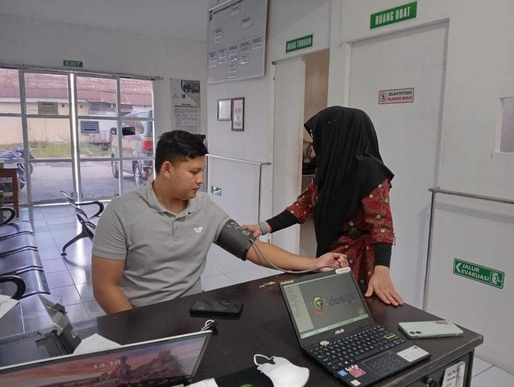 Seksi Kedokteran dan Kesehatan (Sidokkes) Polresta Palangka Raya kembali melaksanakan kegiatan pelayanan kesehatan di Klinik Polresta, Kamis (24/7/2025).