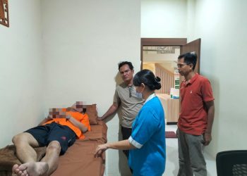 Polresta Palangka Raya melalui personel Sattahti bersama Satresnarkoba melakukan pengawalan terhadap seorang tahanan yang mengalami gangguan kesehatan.