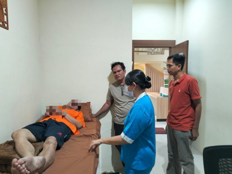 Polresta Palangka Raya melalui personel Sattahti bersama Satresnarkoba melakukan pengawalan terhadap seorang tahanan yang mengalami gangguan kesehatan.