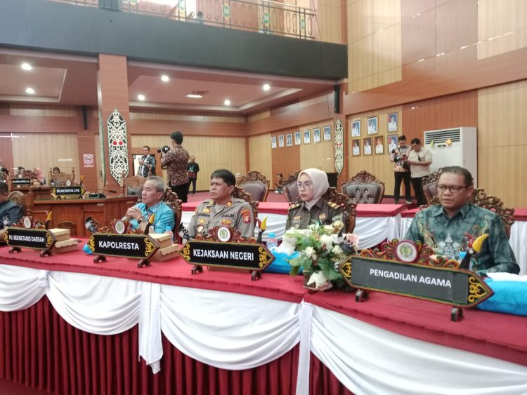 Polresta Palangka Raya turut menghadiri Rapat Paripurna Ke-11 Masa Persidangan III Tahun Sidang 2024/2025 DPRD Kota Palangka Raya yang digelar di Ruang Sidang Paripurna DPRD, Komplek Perkantoran Pemerintah Kota Palangka Raya. Jum,at 25/7/2025.