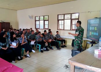 Perwira Seksi Teritorial melalui Baminter Sitter Kodim 1016/Plk Serma Joseph S. Sinaga yang bertugas membekali para pelajar dengan wasbang dan semangat bela negara, jum, at (25/07/2025).