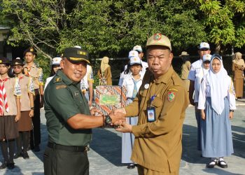 Komandan Kodim 1016/Palangka Raya Kolonel Arh Jimmy Hutapea ,S.E., M.I.Pol melalui Perwira Penghubung (Pabung) Kabupaten Gunung Mas Letkol Inf Mahsun Abadi,S.Ag menyerahkan Piala Lomba Green Camp 2 Saka Wira Kartika Tahun 2025 kepada SMAN 1 Kota Palangka Raya di Lapangan sekolah tersebut, jum,at (27/7/2025).