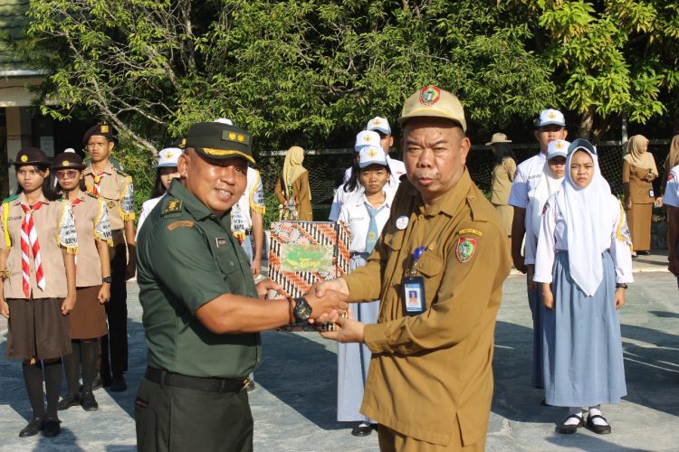 Komandan Kodim 1016/Palangka Raya Kolonel Arh Jimmy Hutapea ,S.E., M.I.Pol melalui Perwira Penghubung (Pabung) Kabupaten Gunung Mas Letkol Inf Mahsun Abadi,S.Ag menyerahkan Piala Lomba Green Camp 2 Saka Wira Kartika Tahun 2025 kepada SMAN 1 Kota Palangka Raya di Lapangan sekolah tersebut, jum,at (27/7/2025).