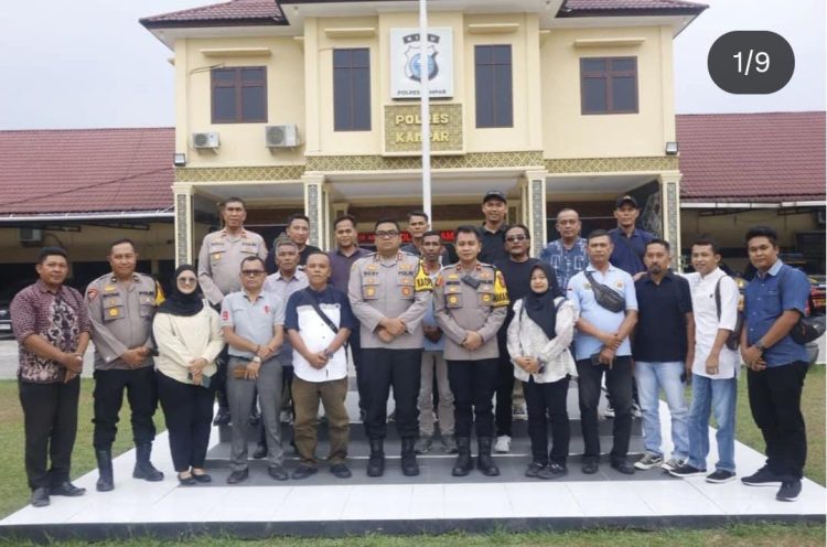 Kapolres Kampar AKBP Boby Putra Ramadhan Sebayang melaksanakan silaturahmi dengan awak media di Kabupaten Kampar untuk perkuat Sinergitas, bertempat di ruang data Polres Kampar, Jum'at (25/7/2025) siang.